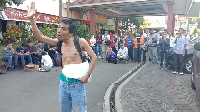 Giliran Kantor Dinas Pendidikan Jatim Digeruduk Wali Murid