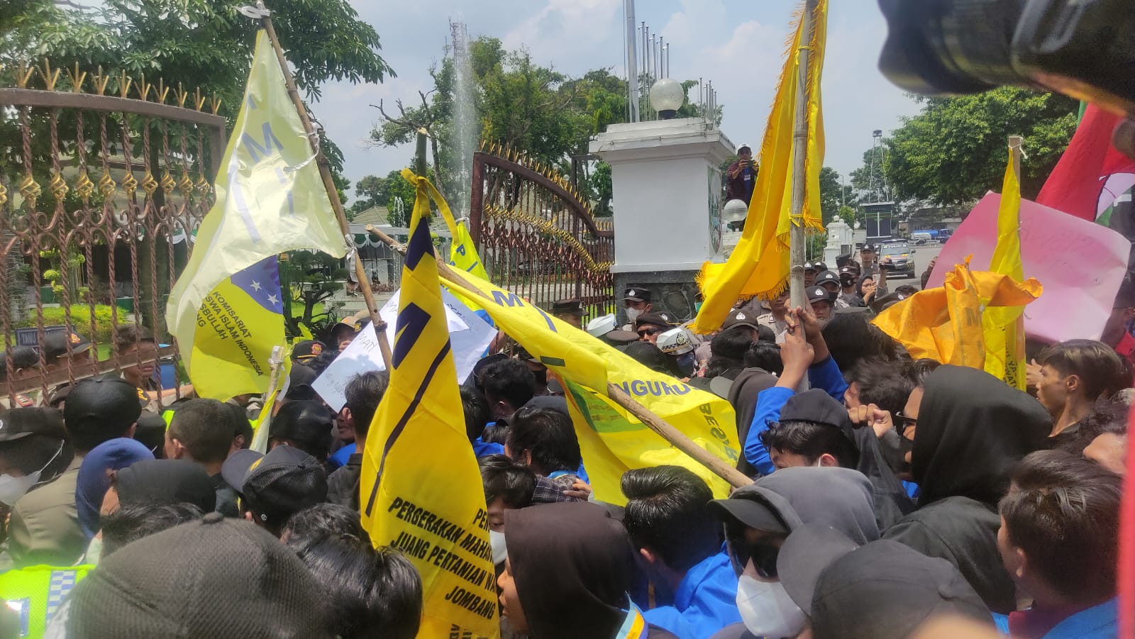 Aksi Unjuk Rasa Mahasiswa Aliansi Cipayung di Jombang Ricuh
