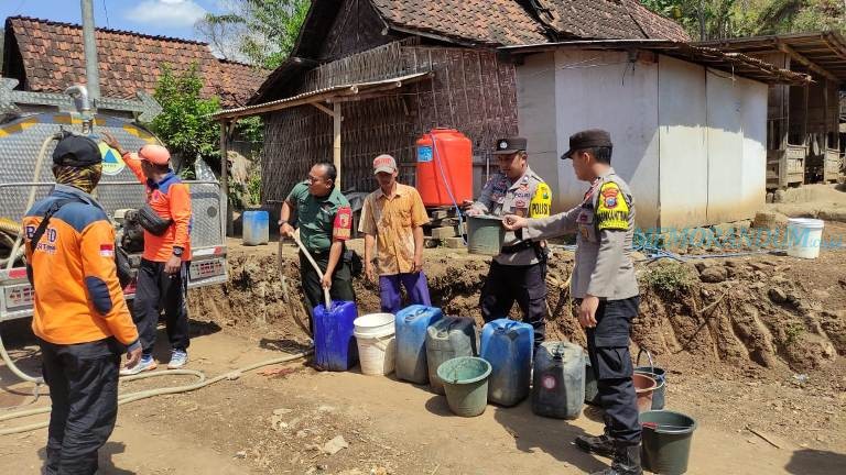 Polisi RW Situbondo Salurkan 10 Ribu Liter Air Bersih di Dusun Bendusa Arjasa