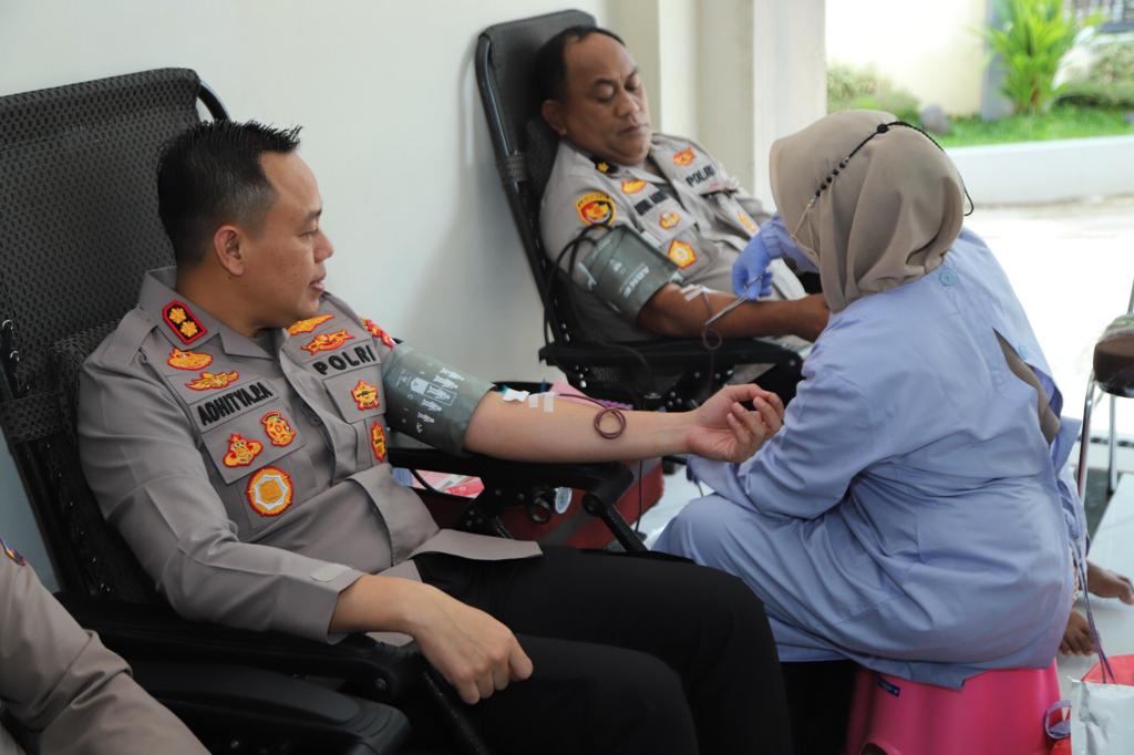 Bantu Penuhi Kebutuhan Darah PMI saat Ramadan, Polres Gresik Gelar Donor Darah