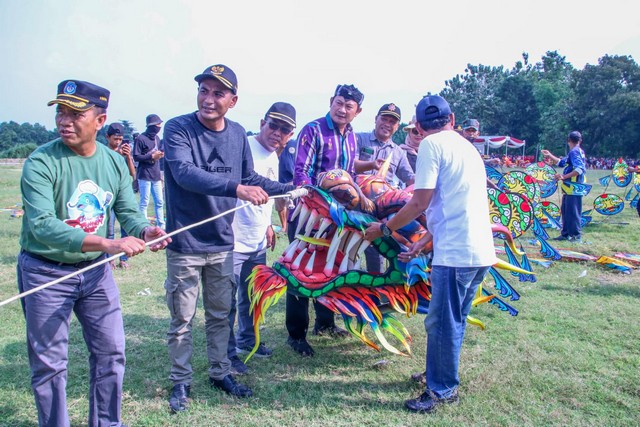 Bupati Lamongan Terbangkan Naga di Langit Lamongan