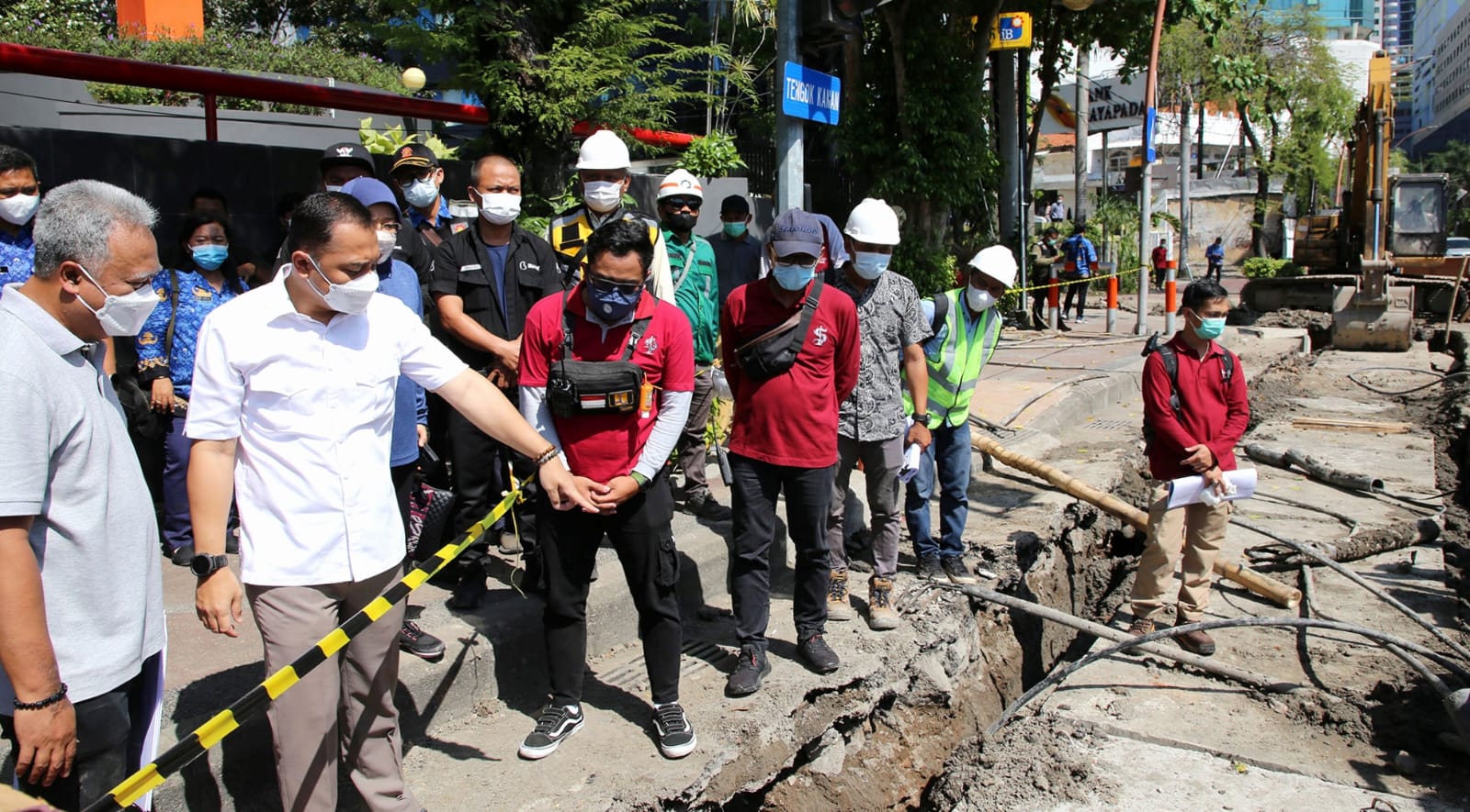 Semrawut, Wali Kota Surabaya Minta Utilitas Bawah Saluran Ditata