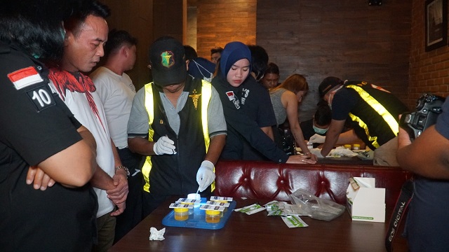 Polrestabes Surabaya Razia Dua Kafe
