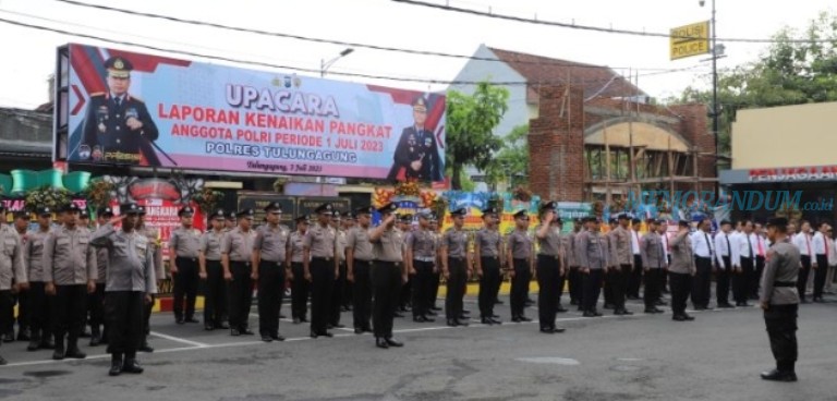 Polres Tulungagung Gelar Upacara Kenaikan Pangkat 37 Personel