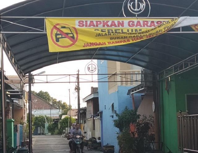 Jalan Kampung Bukan Garasi Mobil