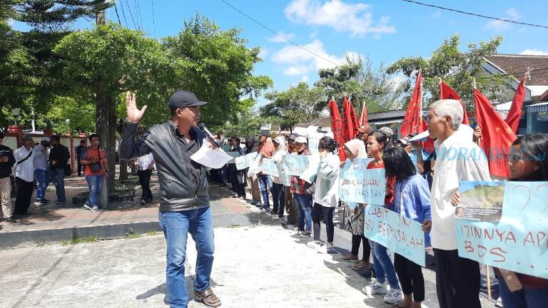 Ratusan Massa Geruduk DPRD Blitar, Desak Dewan Turun Tangan Atasi Perusahaan Perkebunan Nakal