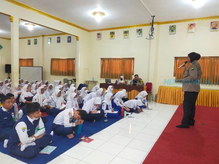 Polsek Karangpilang Berikan Penyuluhan Wawasan Kebangsaan Siswa SMA Muhammadiyah 4 Kemlaten