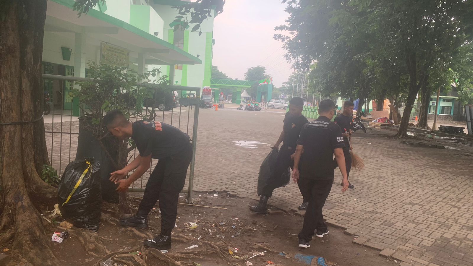 Usai Harlah 1 Abad NU, Polisi Bersihkan Sampah di GOR