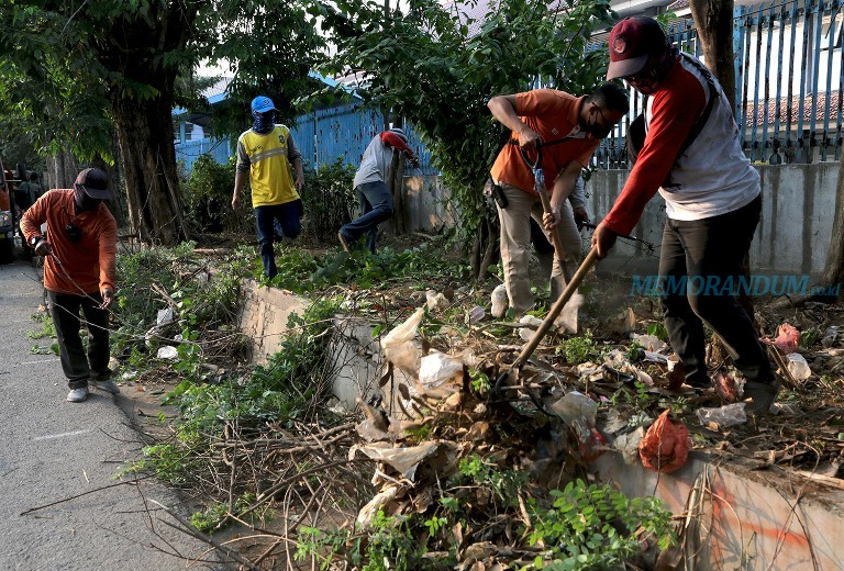 Hilangkan Kesan Kumuh, Kerja Bakti di 191 TPS