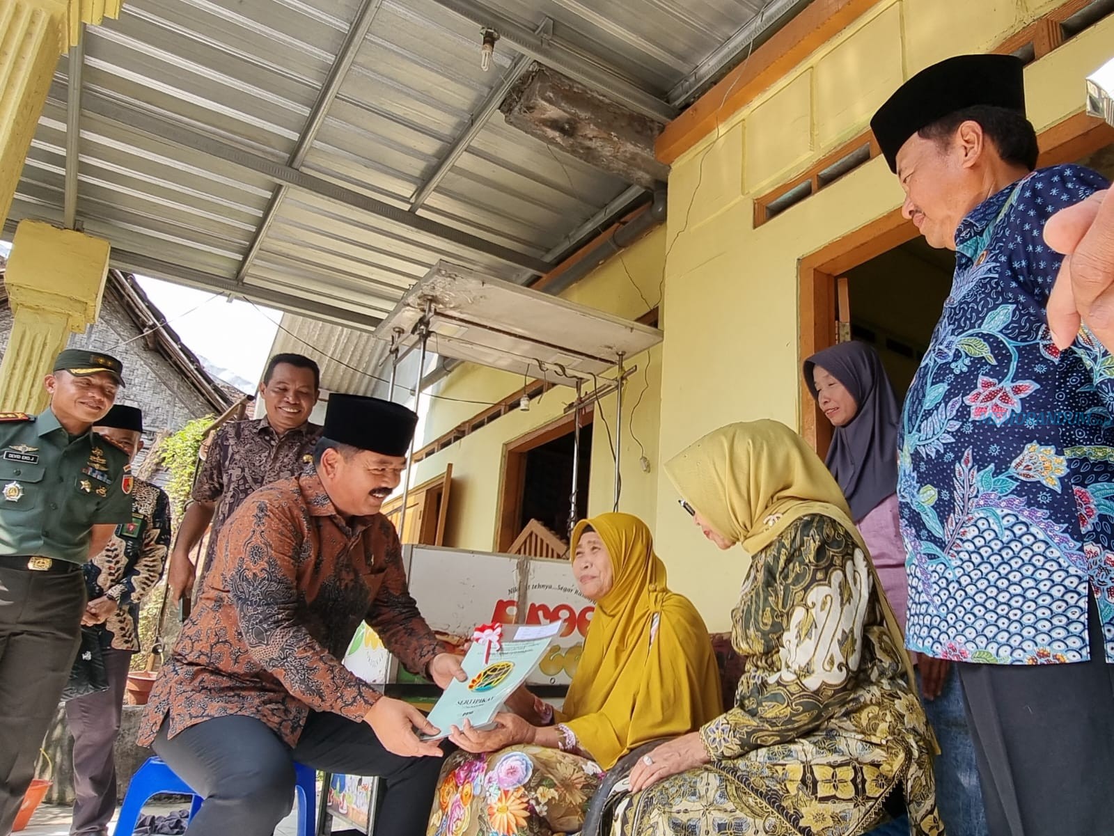 Serahkan Sertifikat di Jombang, Menteri ATR/BPN Pesan Jangan Sampai Jatuh ke Rentenir