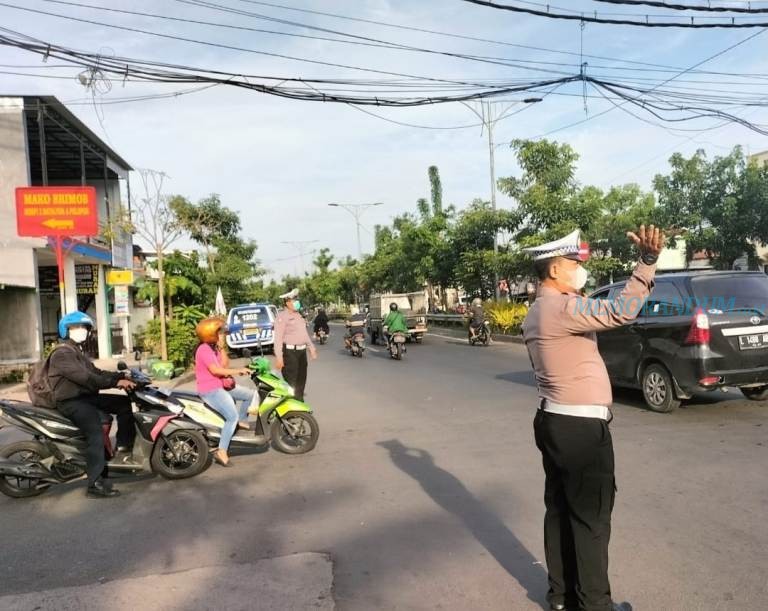 Beri Rasa Aman,  Polsek Benowo Atur Lalin di Jam Pulang Kerja