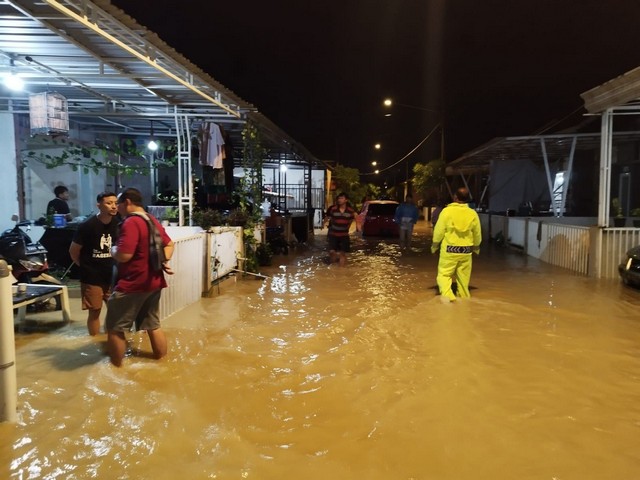 Gresik Dikepung Hujan Lebat, Banjir di Sana – Sini