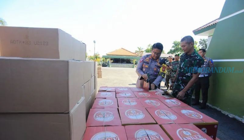 Tim Gabungan TNI-Polri Berhasil Bongkar Gudang Miras di Indramayu
