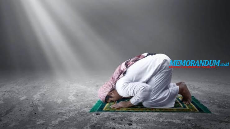 Bagaimana Hukum Melamakan Sujud Terakhir dalam Shalat