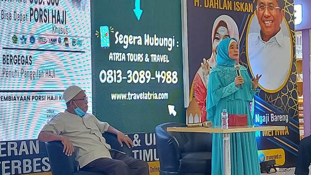 Tan Mei Hwa Ajak Pengunjung Cepat Berhaji dan Umrah dengan Menabung