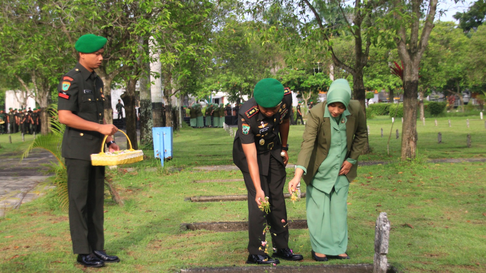 HUT Ke-72, Bataliyon 527 Ziarah dan Tabur Bunga ke Taman Makam Pahlawan