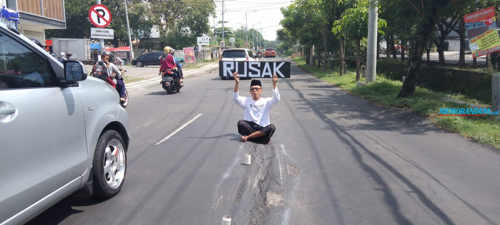 Jalan Rusak, Seniman Protes Pemkot Surabaya