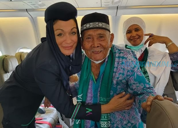 Gegara Lupa Kasih Makan Ayam, Jemaah Haji Indonesia Minta Turun Pesawat ke Pramugari