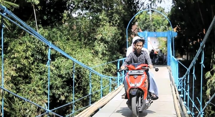 Memprihatinkan, Warga Jember Andalkan Akses Jembatan Gantung Disulam Bambu