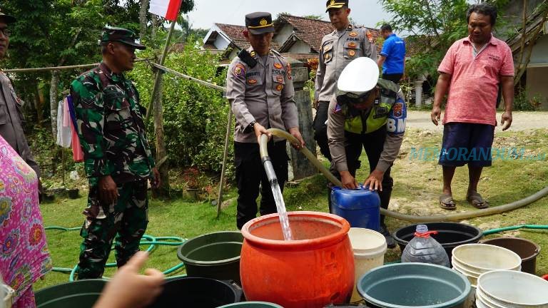 Polres Blitar Salurkan Air Bersih di Tiga Kecamatan