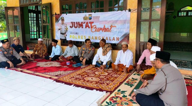 Jumat Curhat Polsek Socah di Dusun Sorok, Bahas Izin Keramaian Saat Pilkades