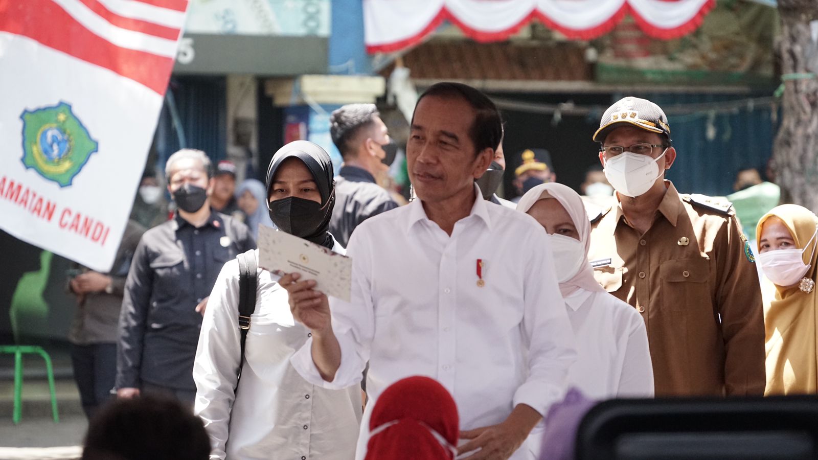 Presiden Bagikan Bansos di Pasar Larangan Sidoarjo