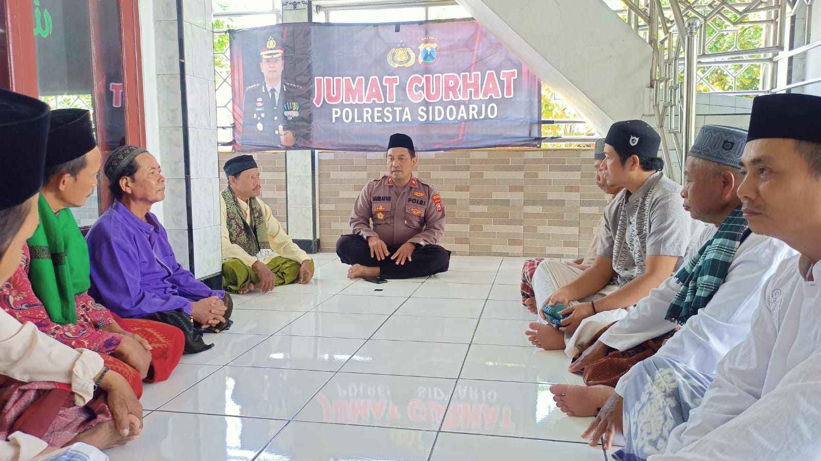 Jumat Curhat, Kapolsek Balongbendo Ajak Warga Jaga Kamtibmas