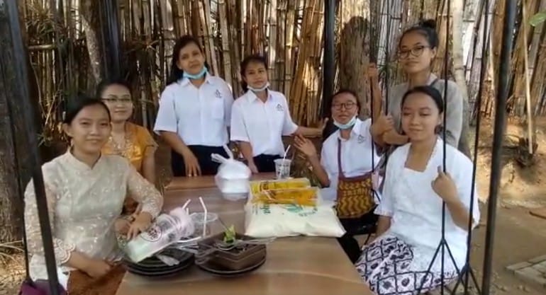 Jungle Cafe Rayakan Anniversary dengan Bagikan Sembako