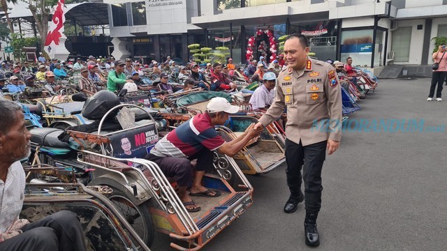 Kapolrestabes Surabaya Gelar Sarapan Bareng dan Bagi Sembako ke Tukang Becak