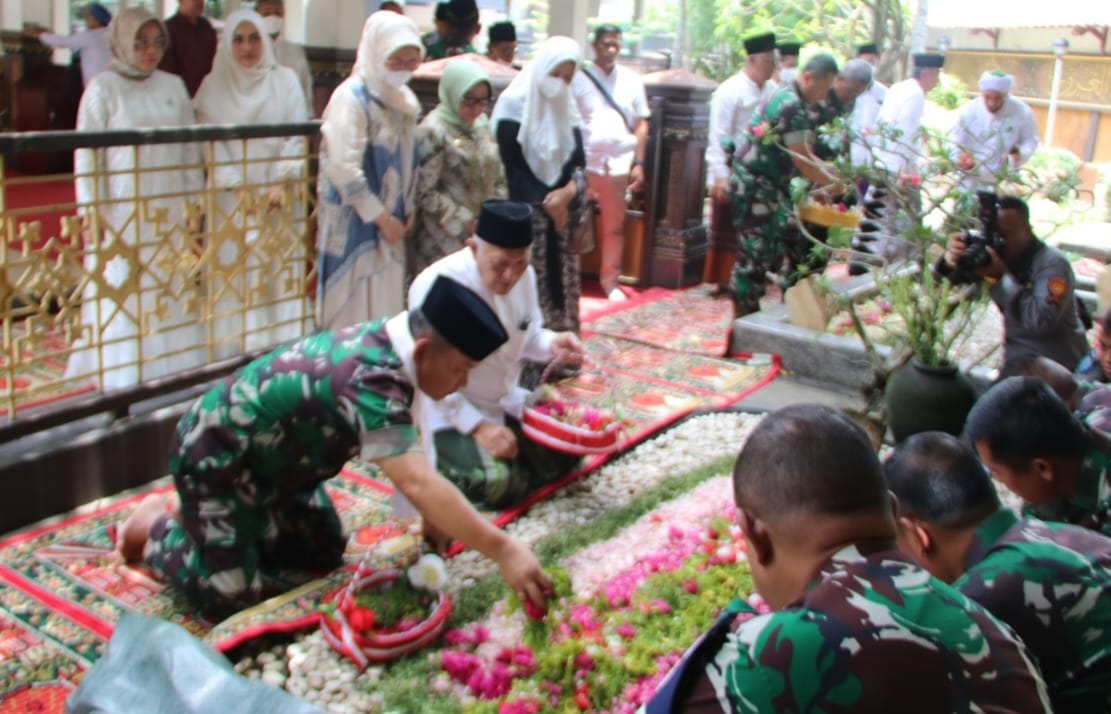 Bupati Jombang Dampingi Jenderal Dudung Ziarah ke Makam Gus Dur