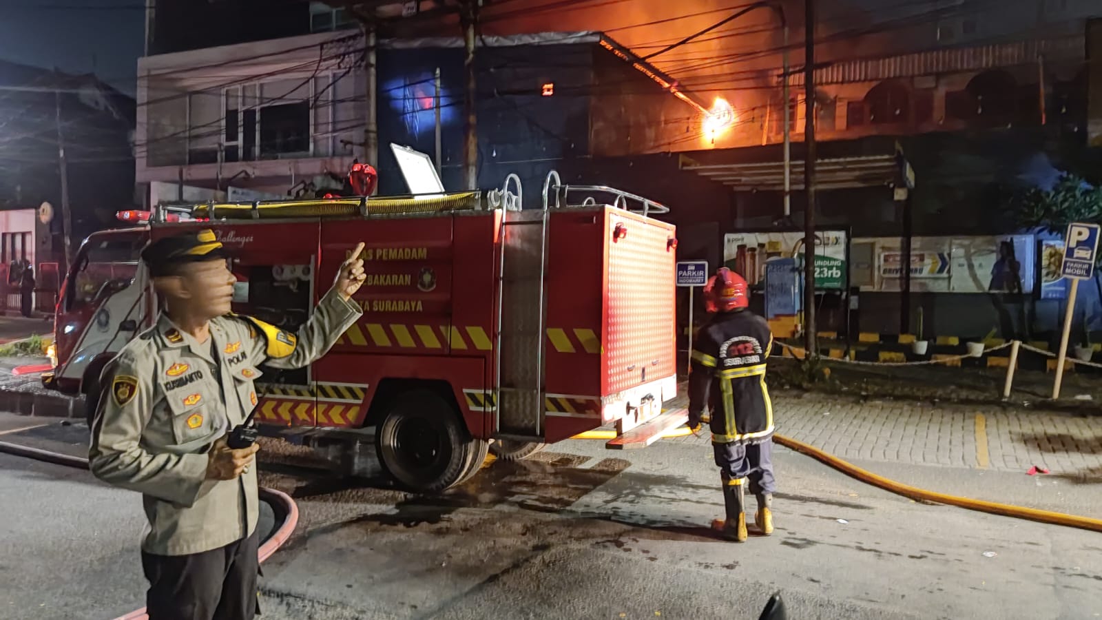 Gudang Minimarket Raya Gubeng Terbakar