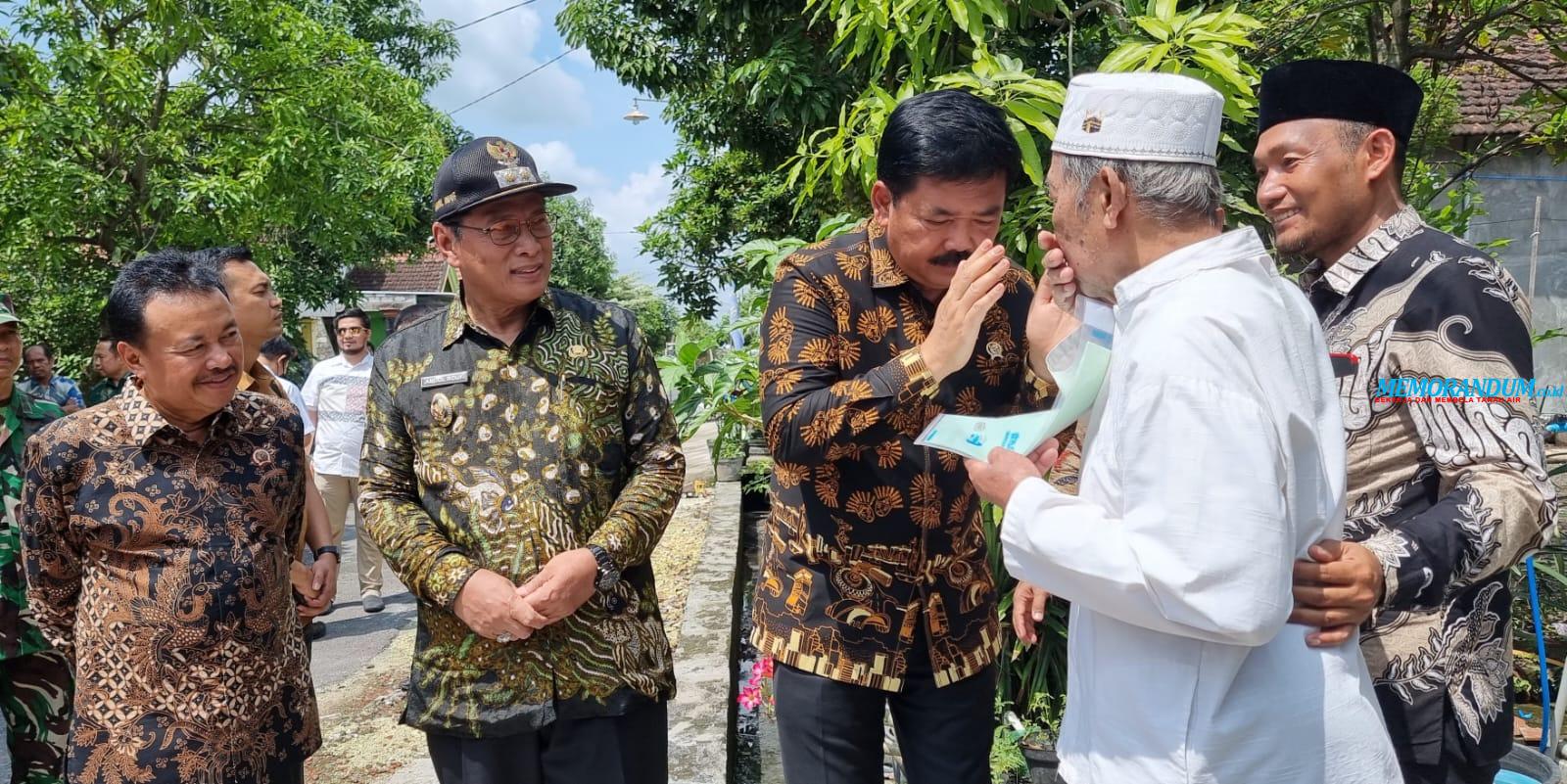 Door to Door Bagikan Sertifikat, Menteri ATR/BPN Banjir Pujian Warga