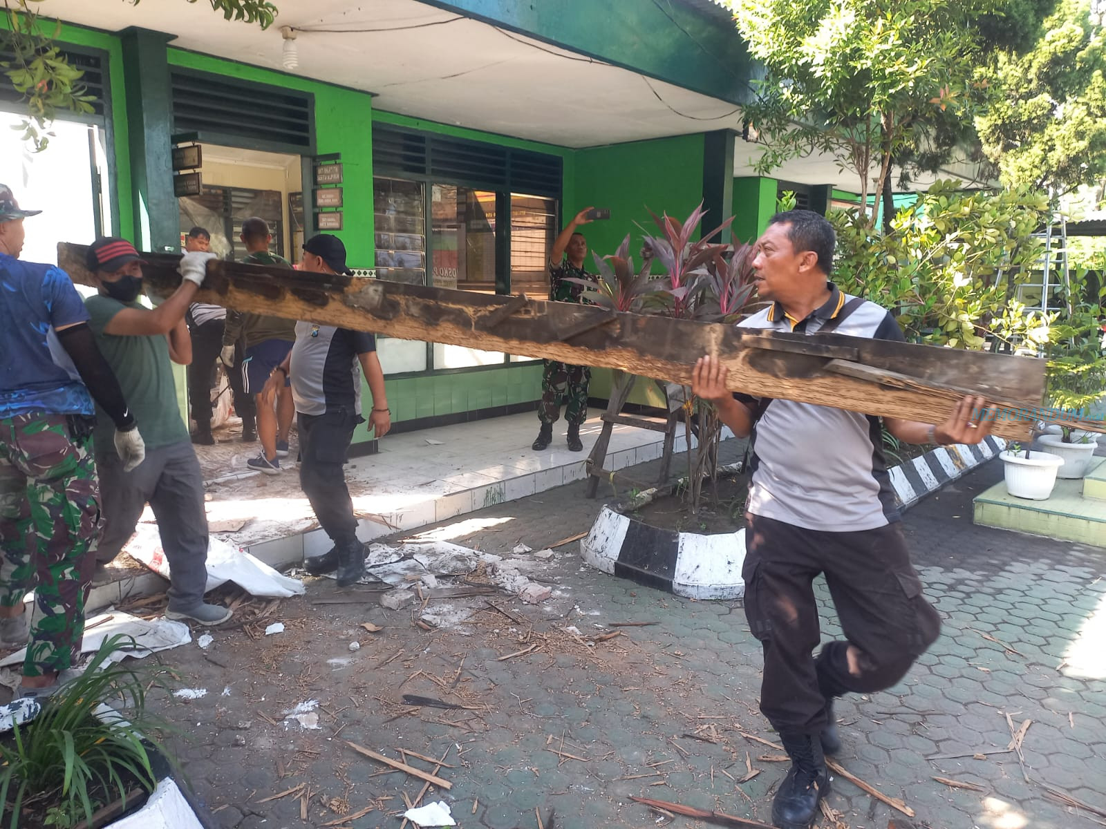 Soliditas TNI-Polri, Kerja Bakti Perbaikan Mako Koramil Tanggulangin