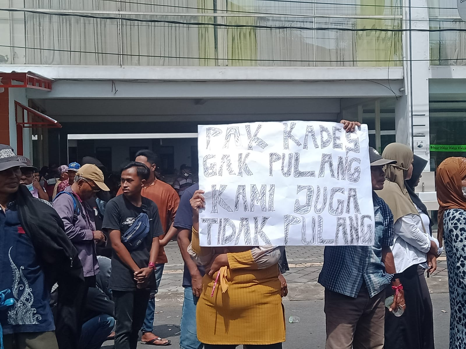 Ratusan Warga Klatakan Kepung PN Jember, Minta Majelis Hakim Alih Tahanan Kota Terdakwa Kades
