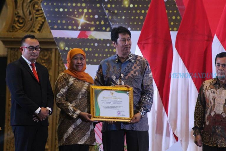 SIG GHoPO Tuban Terima Penghargaan Pelopor Industri Hijau dari Gubernur Jatim