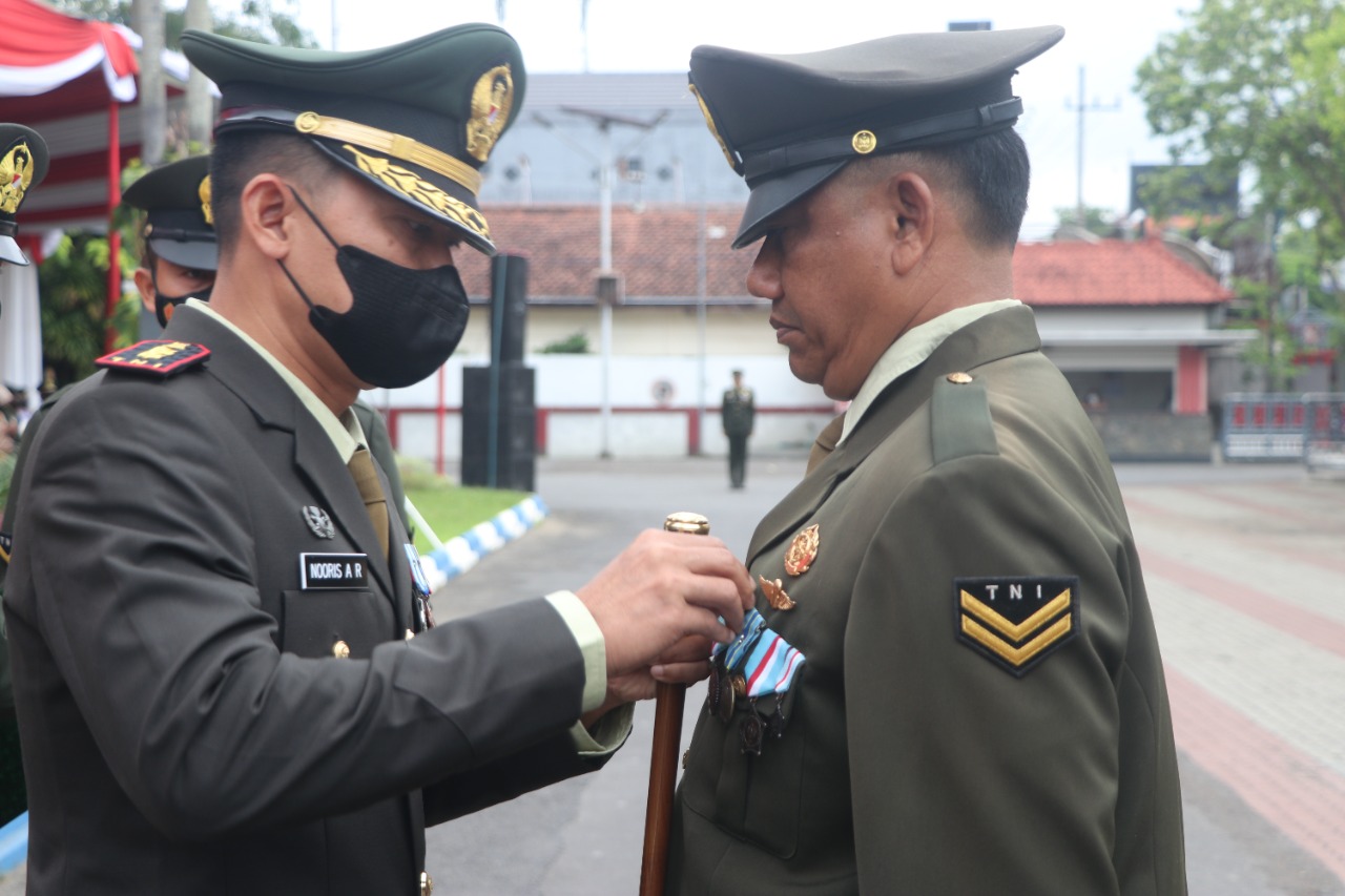 Anggota Kodim 0807/Tulungagung Terima Penghargaan Presiden di HUT TNI
