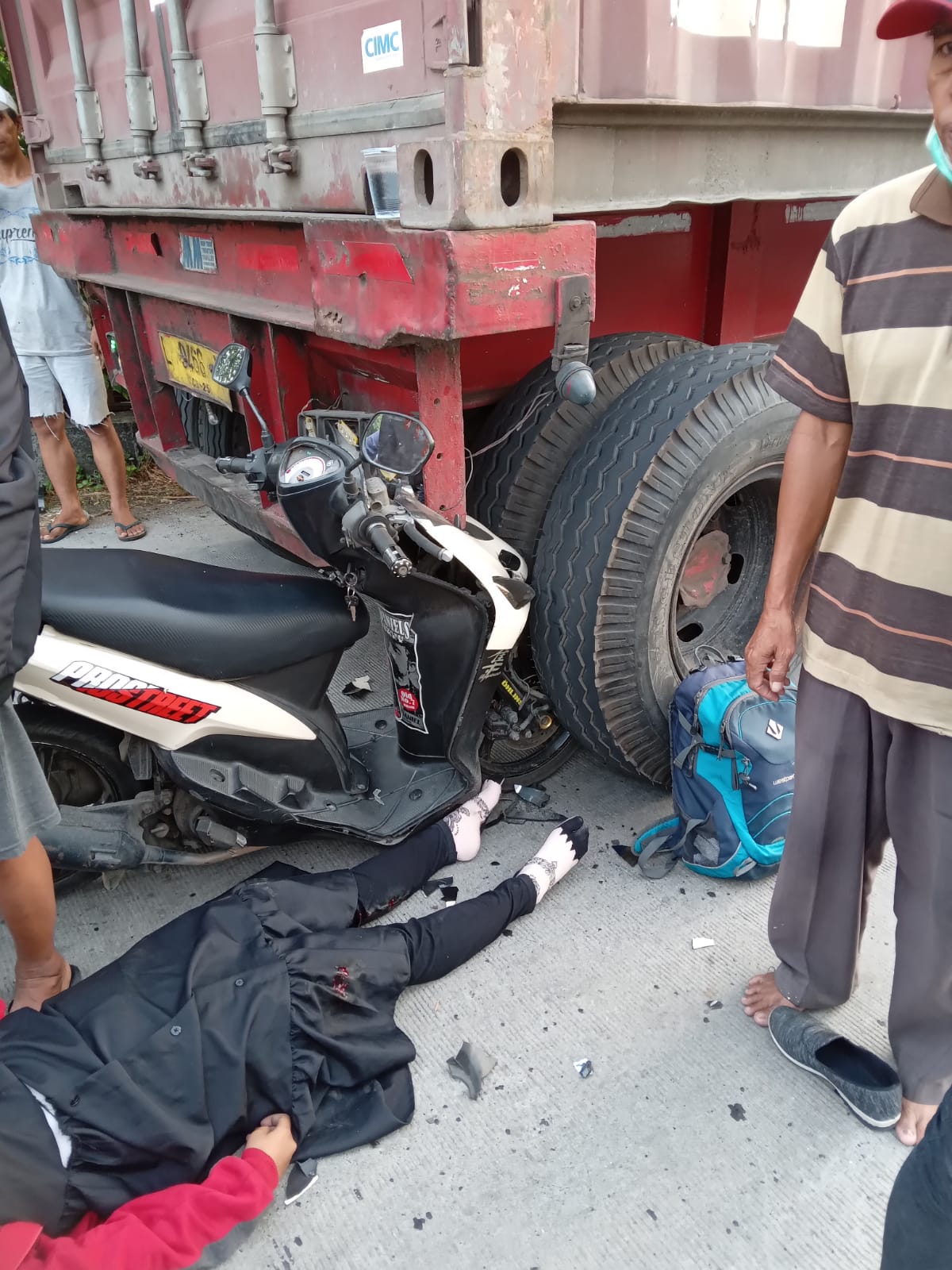 Tabrak Bokong Kontainer di Gedangan, Cewek Gununganyar Terkapar