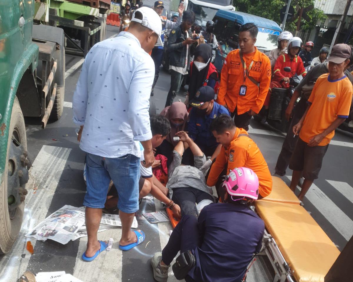 Rem Blong, Truk Kontainer Hantam Pemotor di Jalan Rajawali