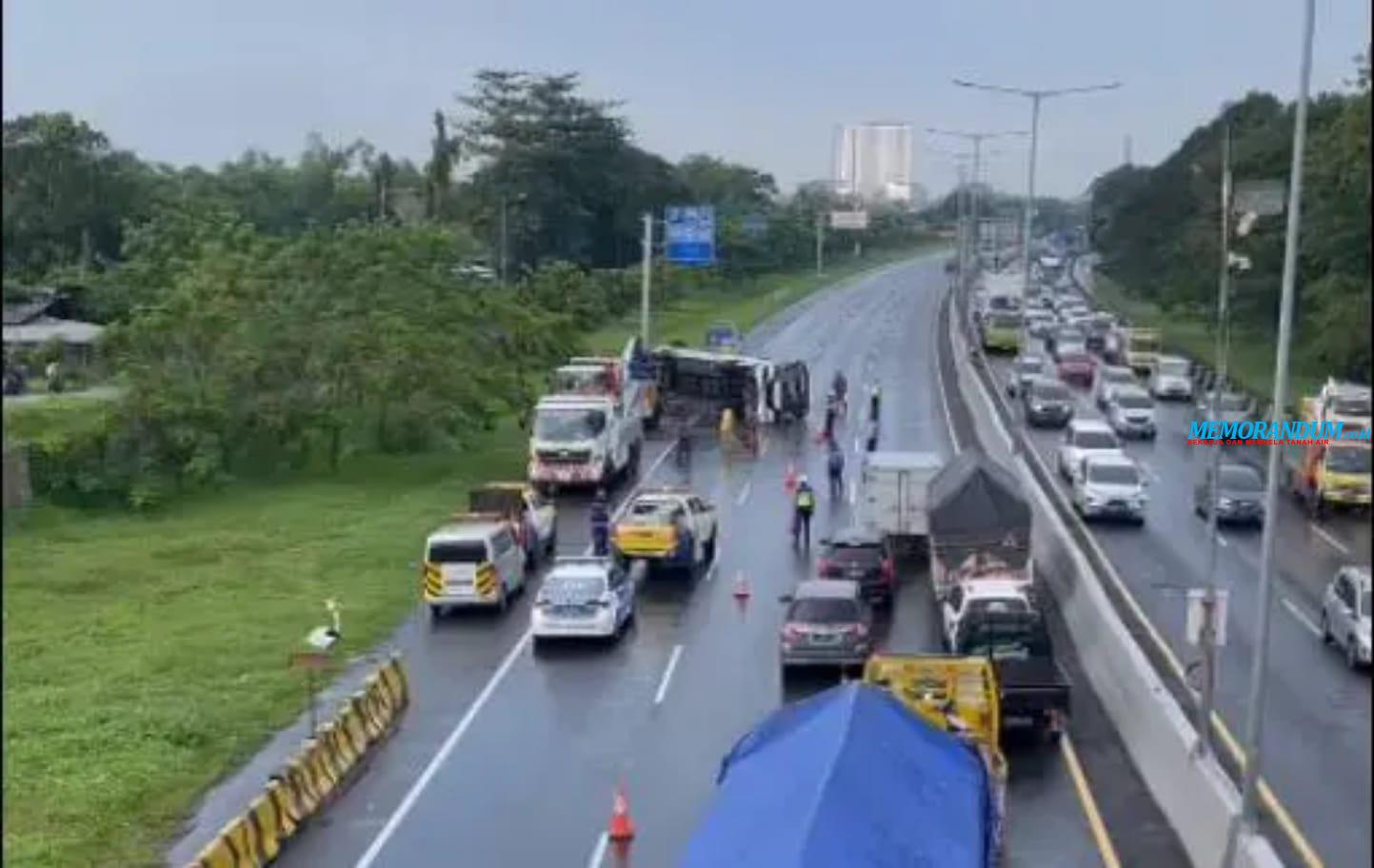 Bus Pahala Kencana Terguling, Tol Waru Macet Hingga Gunung Sari