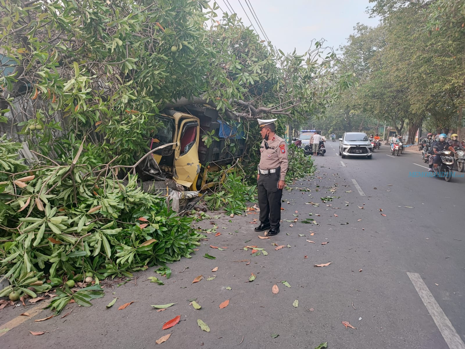 Diduga Sopir Ngantuk, Truk Pasir Tabrak Pohon dan Bengkel di Sidokare