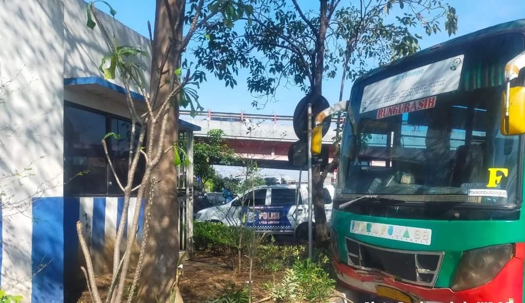 Bus Damri Purabaya-JMP Tabrak Mobil dan Empat Motor di Wonokromo