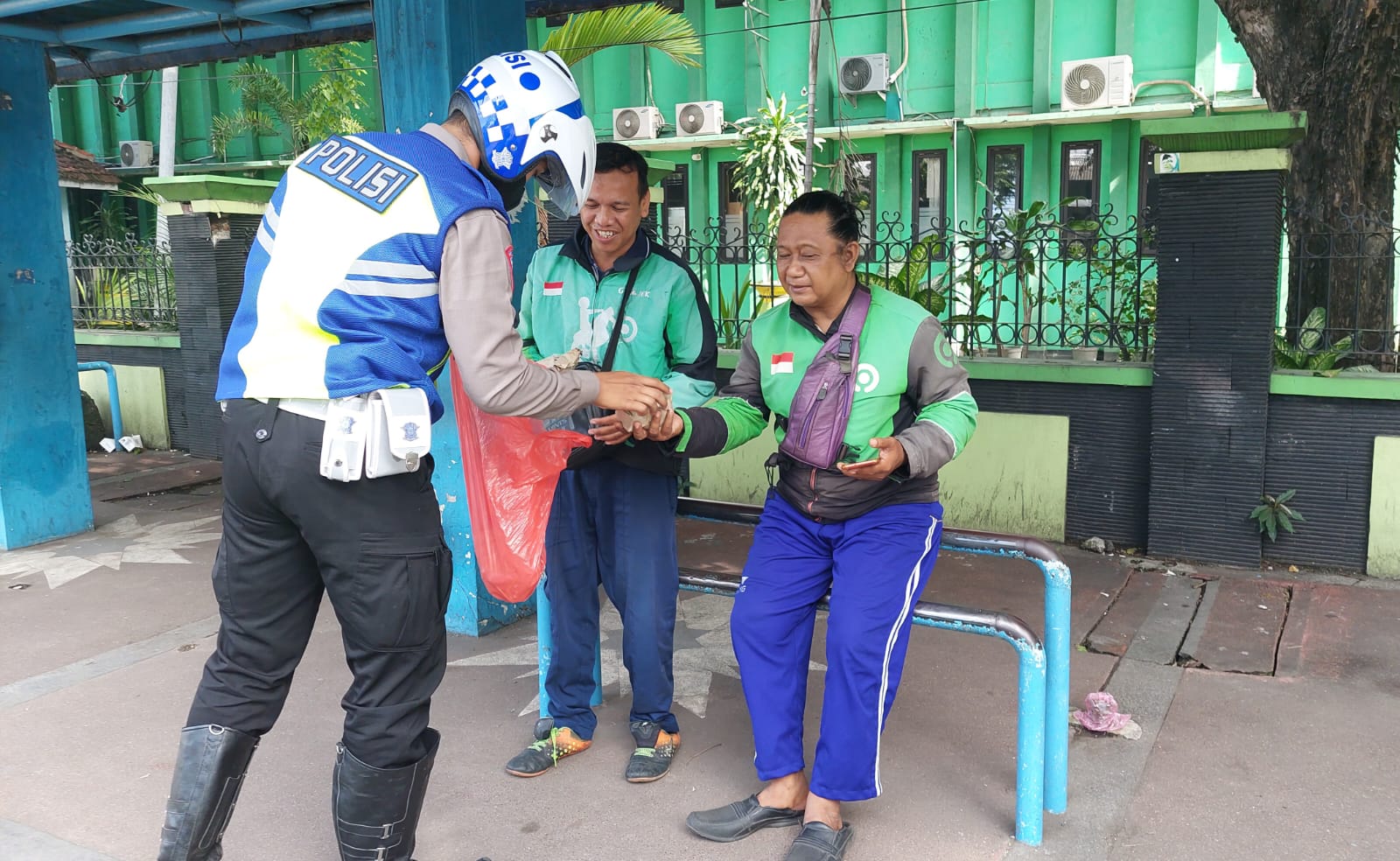 Polantas Sidoarjo Atur Lalulintas Sambil Berbagi