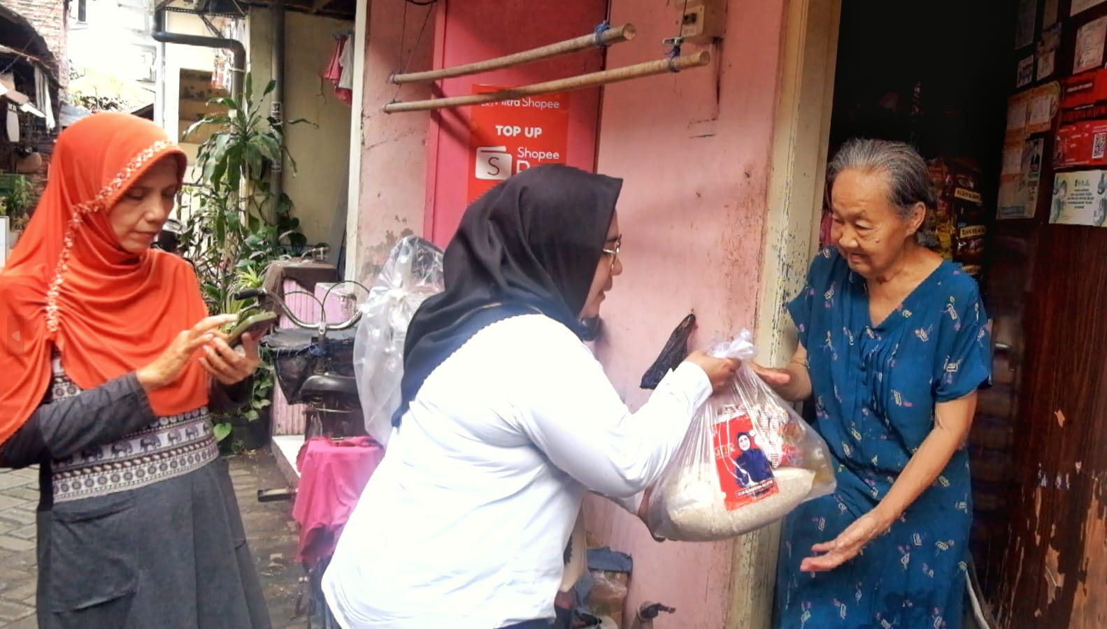 Berbagi di Perayaan Imlek Ala Lita Machfud Arifin