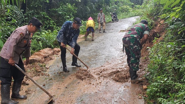 Polisi Gotong – Royong Bantu Bersihkan Material Longsor di Bawean Gresik