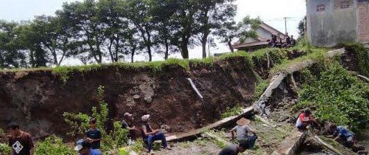 Talud 20 Meter Ambrol, Sejumlah Rumah Warga di Kota Blitar Terancam Ikut Longsor
