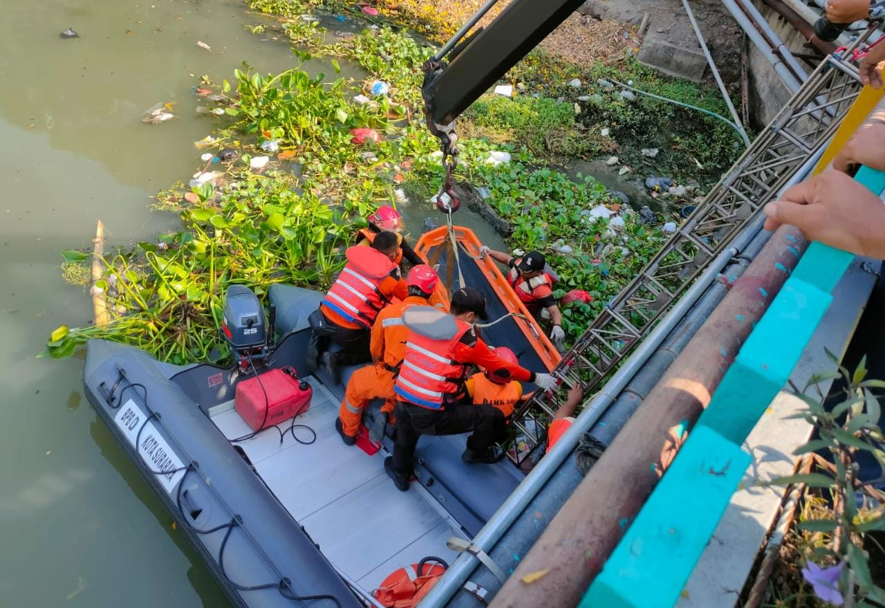 Wanita Tanpa Identitas Tewas Terapung di Sungai Jagir