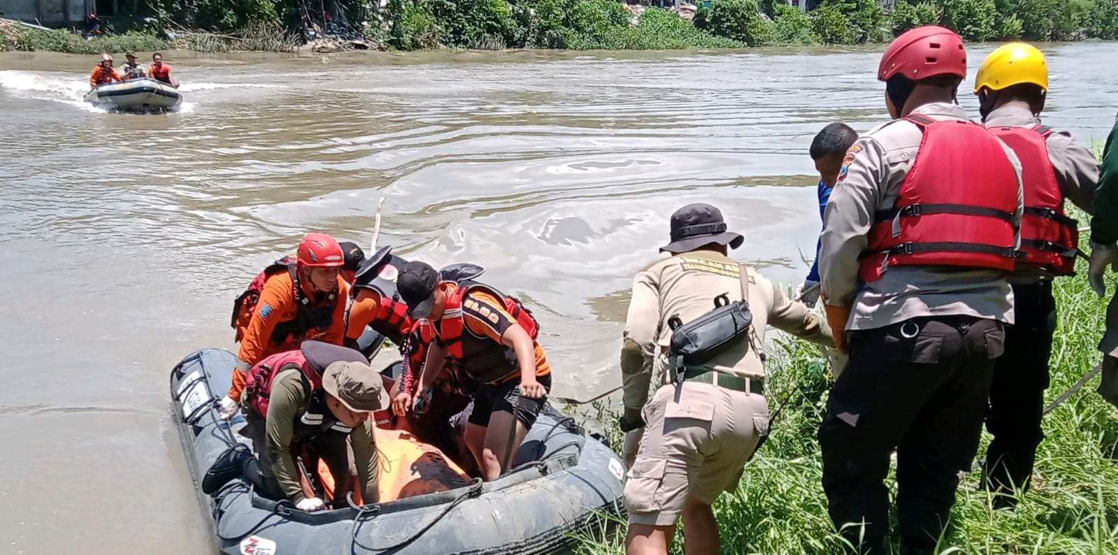 Cari Korban Tenggelam Sungai Rolag Jagir, Petugas Temukan Mayat di Mangrove PLN