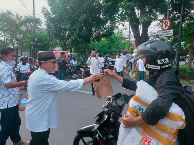 Memorandum Berbagi Takjil ke Pengguna Jalan