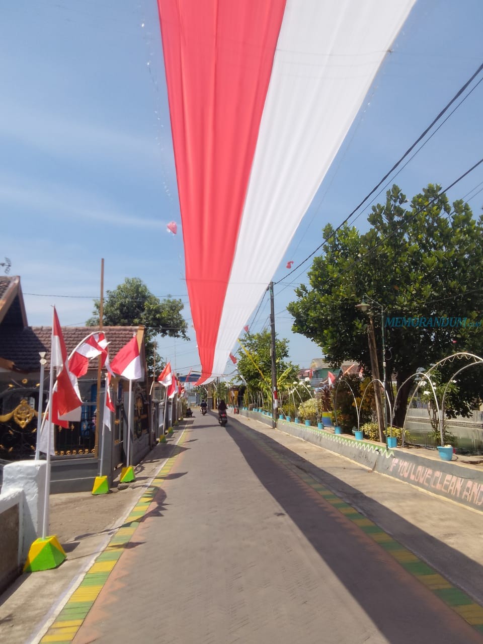 Bentangkan Bendera Merah Putih Sepanjang 585 Meter di Atas Jalan di Tulangan