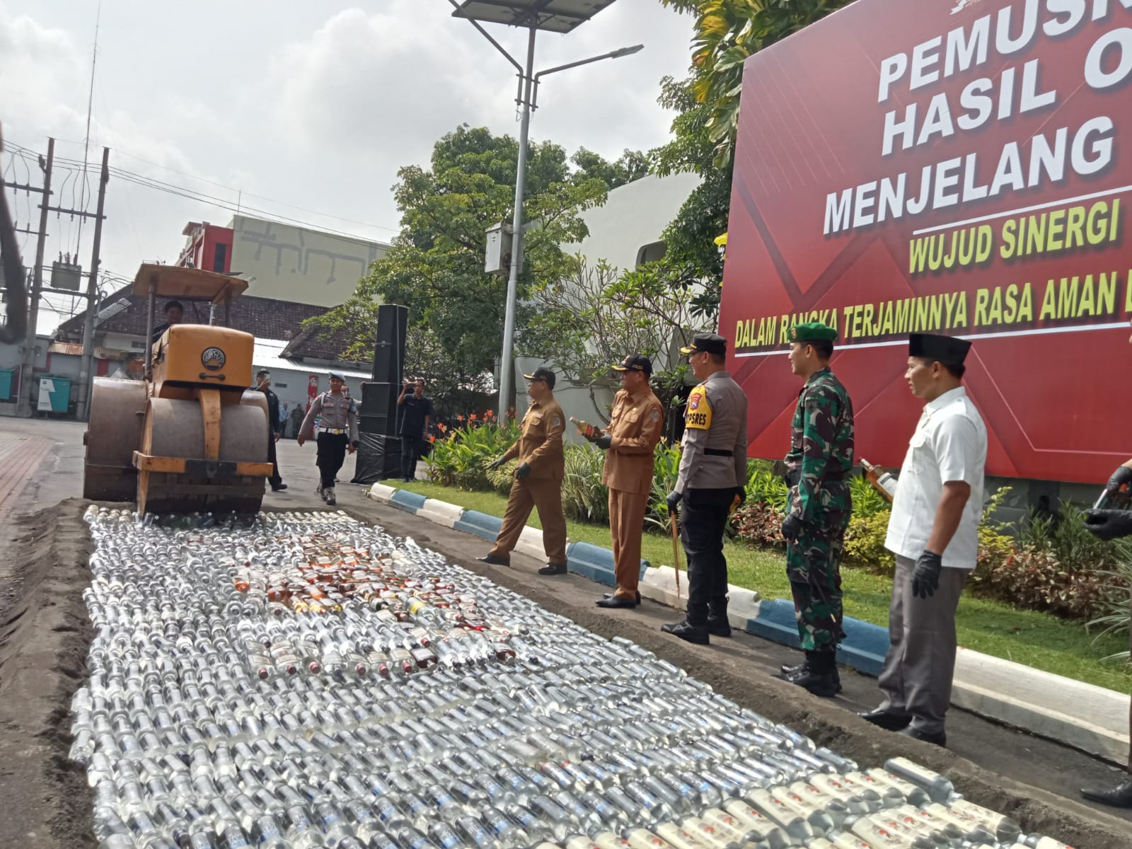 Jelang Lebaran, Miras Ribuan Botol di Tulungagung Dimusnahkan